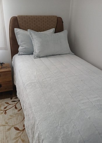 Diğer Yatak Örtüsü ve 2adet yastık kılıfı