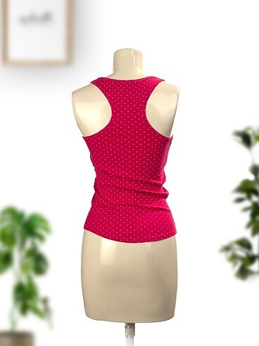 s Beden Stradivarius T-shirt %70 İndirimli.