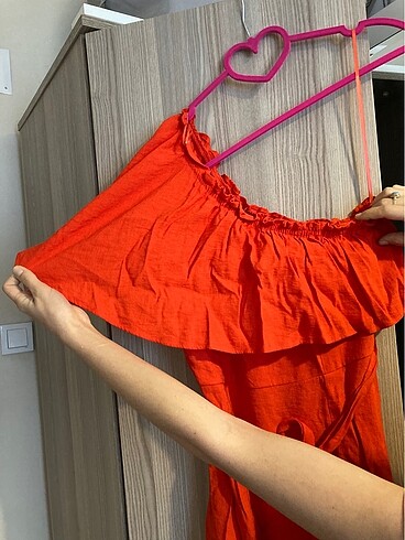 Kırmızı yazlık tek kollu elbise