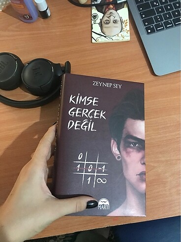  Kimse Gerçek değil Zeynep Sey imzalı