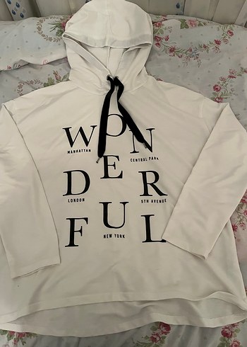 Kapüşonlu Beyaz Baskılı Kadın Sweatshirt