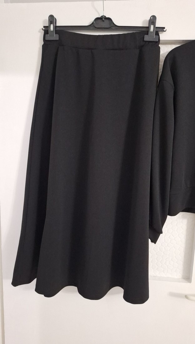 Siyah Mini Sweatshirt ve Etek Takımı - Görsel 3