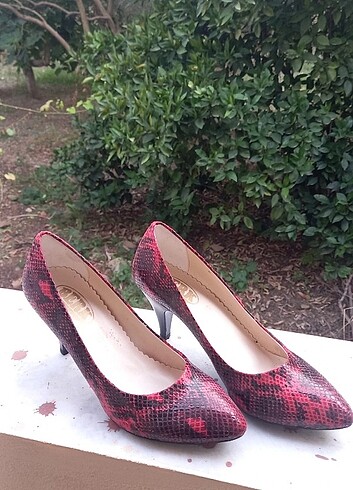 Yılan derisi stiletto