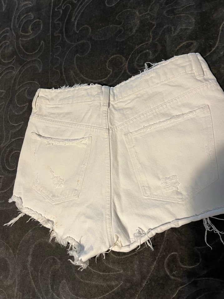 Zara Beyaz Mini Denim Şort, Salaş Kesim - Görsel 4