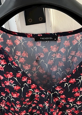 Çiçek Desenli V Yaka Düğmeli Mini Bluz - Görsel 2