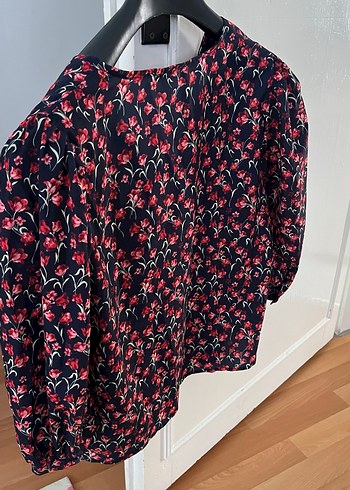 Çiçek Desenli V Yaka Düğmeli Mini Bluz - Görsel 3