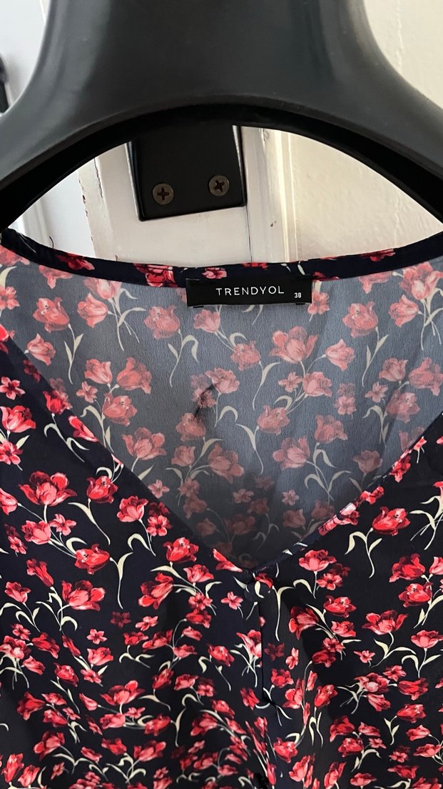 Çiçek Desenli V Yaka Düğmeli Mini Bluz - Görsel 2