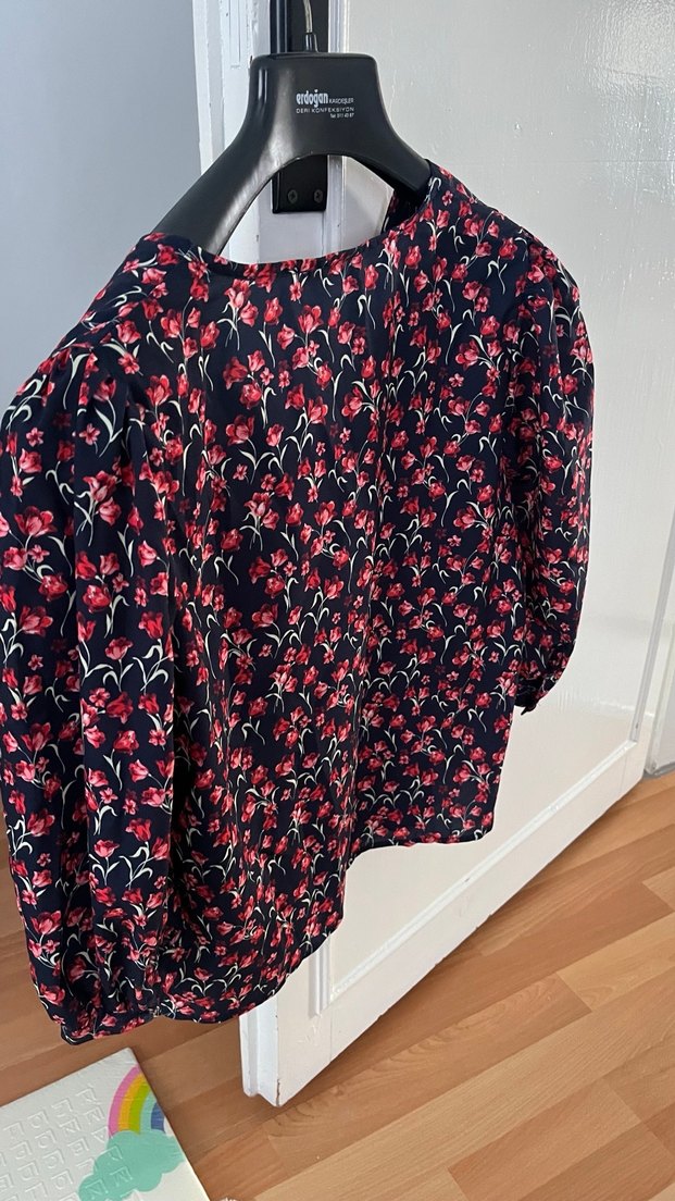 Çiçek Desenli V Yaka Düğmeli Mini Bluz - Görsel 3