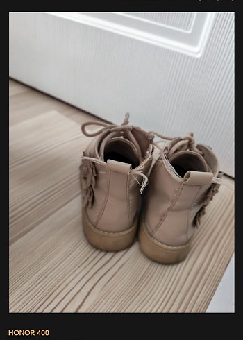 26 Beden Nakışlı ve Fırfırlı Beyaz Kız Botları