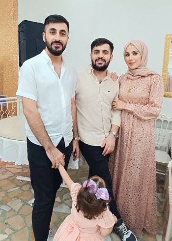 pembe renkli uzun pileli taşli elbise