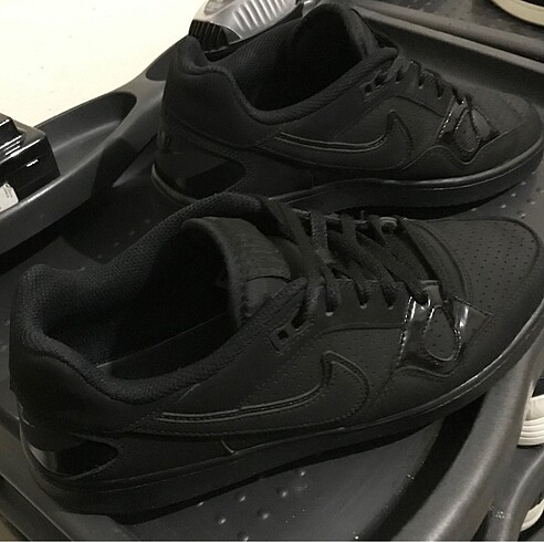 42 Beden siyah Renk 42,5 numara orijinal nike