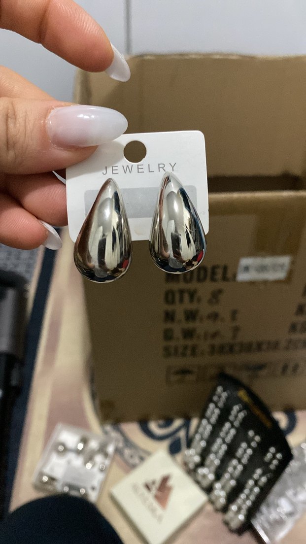 Parlak gümüş renkte küpe.  - Görsel 2