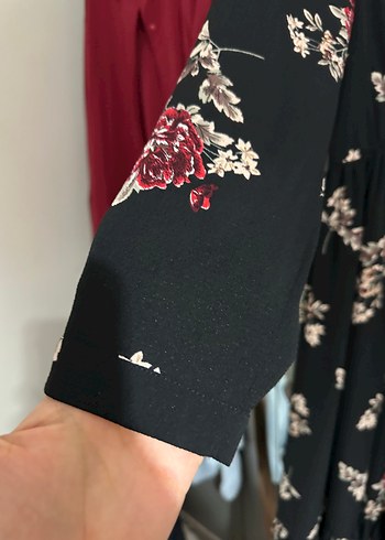 Düğmeli V Yaka Siyah Çiçekli Kadın Bluz - Görsel 4