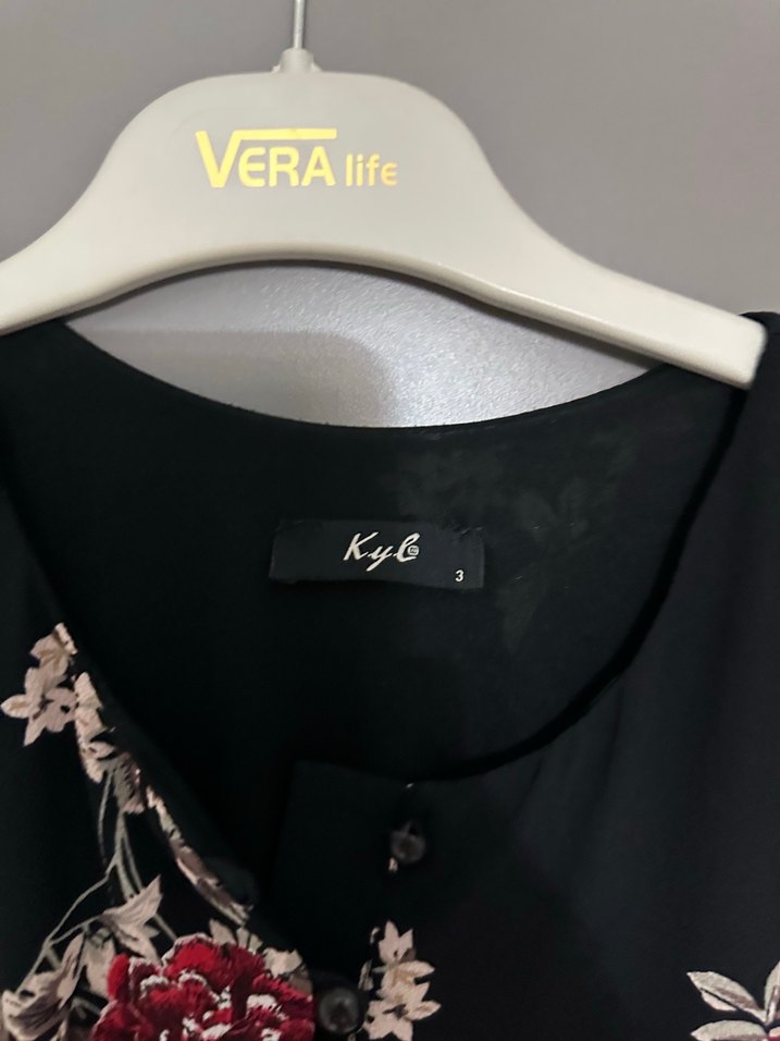 Düğmeli V Yaka Siyah Çiçekli Kadın Bluz - Görsel 3