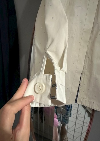 Kadın Beyaz Uzun Kollu Düğmeli Gömlek çamasır suyu suruldu - Görsel 4