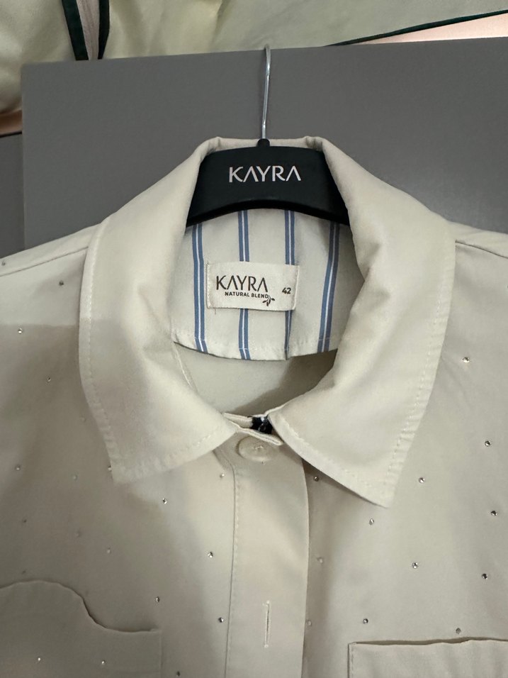 Kadın Beyaz Uzun Kollu Düğmeli Gömlek çamasır suyu suruldu - Görsel 3