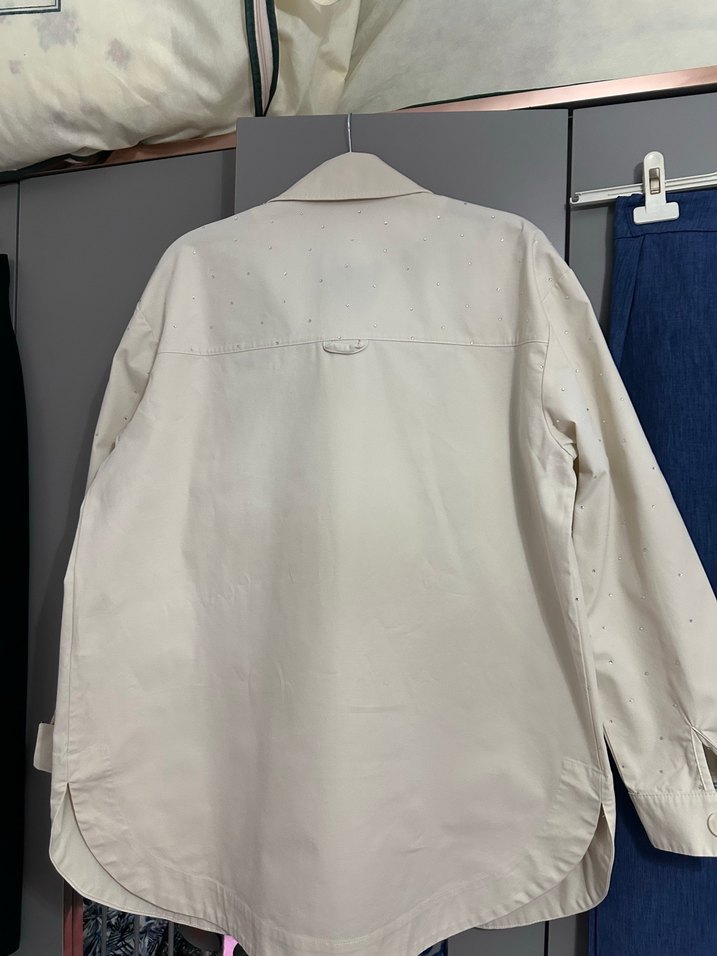 Kadın Beyaz Uzun Kollu Düğmeli Gömlek çamasır suyu suruldu - Görsel 2
