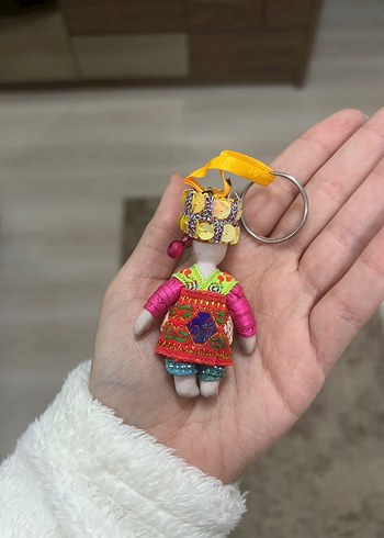 Diğer Renkli Geleneksel Elbise Porselen Bebek Anahtarlık