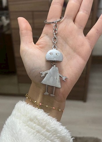 Gri Zincir Detaylı Robot Kadın Anahtarlık