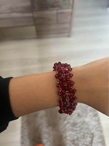 Kırmızı el yapımı boncuk bileklik