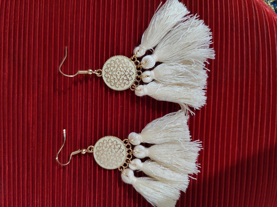 Uzun Beyaz Püsküllü Nakışlı Bohem Küpe - Görsel 2