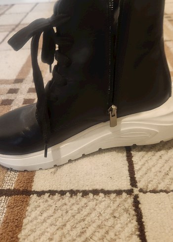 Siyah Bağcıklı Dolgu Topuklu Kadın Bot - Görsel 2