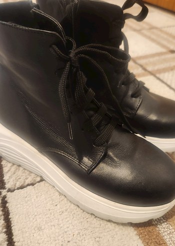 Siyah Bağcıklı Dolgu Topuklu Kadın Bot - Görsel 5