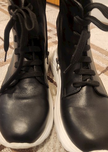 Siyah Bağcıklı Dolgu Topuklu Kadın Bot - Görsel 3