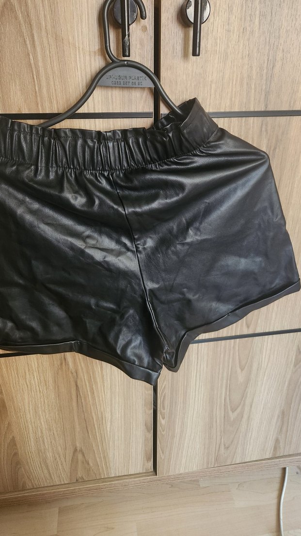 Siyah Deri Kemerli Mini Şort - Görsel 4