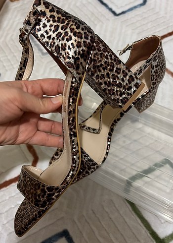 Kahverengi Parlak Yılan Desenli Tokalı Topuklu - Görsel 2
