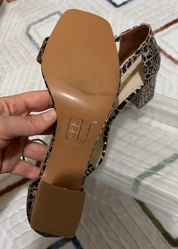 Kahverengi Parlak Yılan Desenli Tokalı Topuklu - Görsel 3