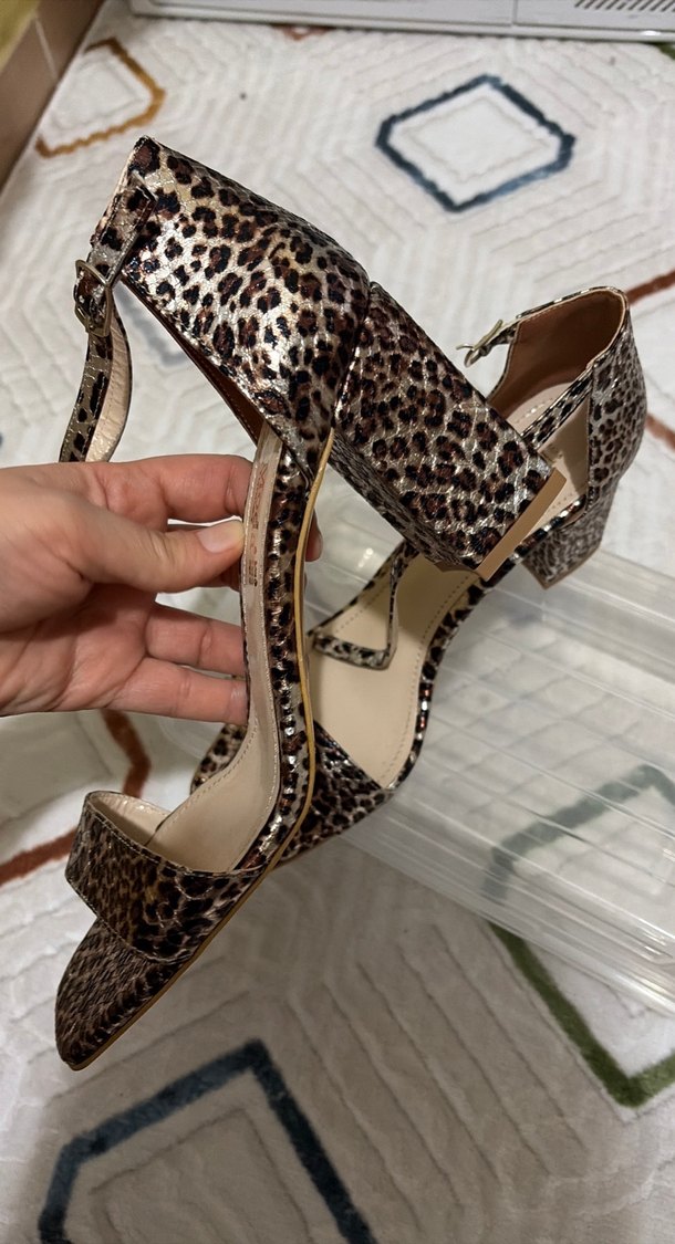 Kahverengi Parlak Yılan Desenli Tokalı Topuklu - Görsel 2