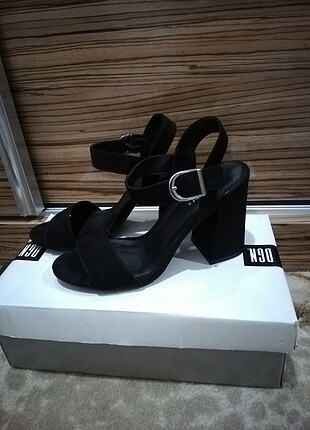 H&M siyah kalın topuk sandalet 