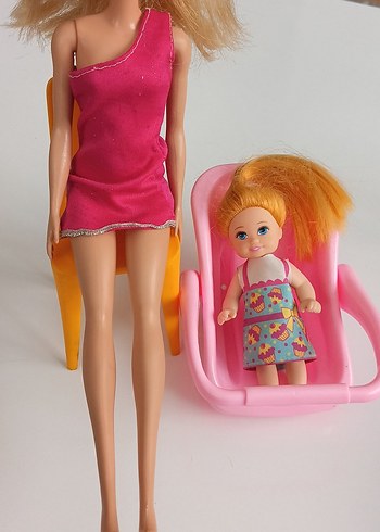 Pembe Elbiseli Barbie Bebek ve Oyuncak Bebek