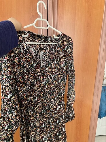 çiçek desenli yırtmaçlı uzun elbise yeni ve etiketli