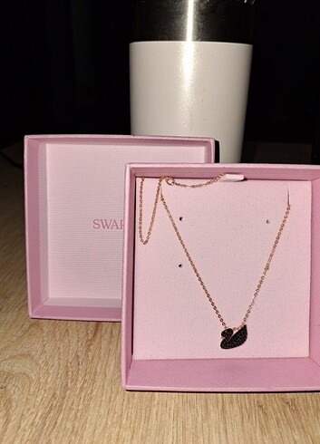 Swarovski siyah kuğu kolye