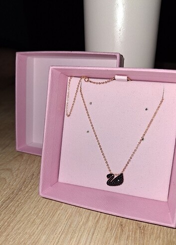 Beden Swarovski siyah kuğu kolye