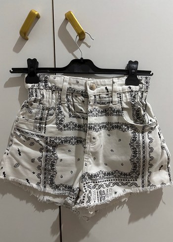 Beyaz Bandana Desenli bershka Mini Şort
