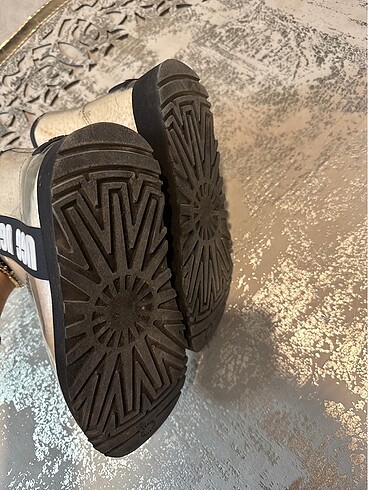 36 Beden Ugg bot
