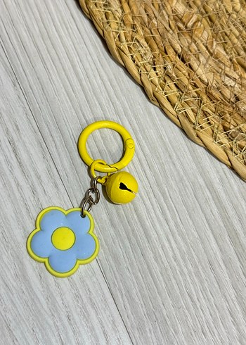 Sarı Çiçek Figürlü Püsküllü charm