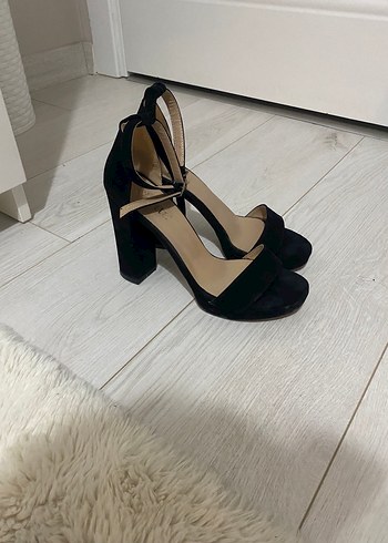 Siyah Tokalı Kadın Topuklu Sandalet