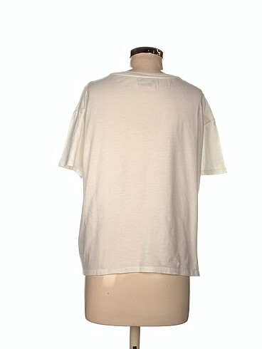 m Beden Pull and Bear T-shirt %70 İndirimli.
