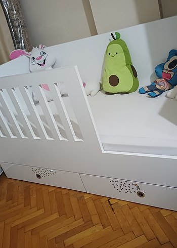 Beyaz Bebek Beşiği ve Depolama Çekmeceleri
