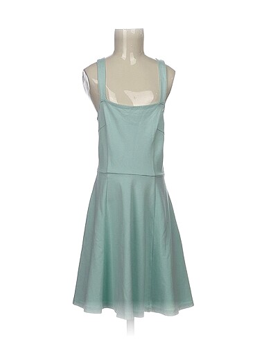 H&M Kısa Elbise %70 İndirimli.