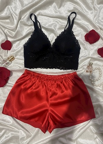 Kırmızı Mini Saten Şort ve Siyah Dantelli Bralet - Görsel 4