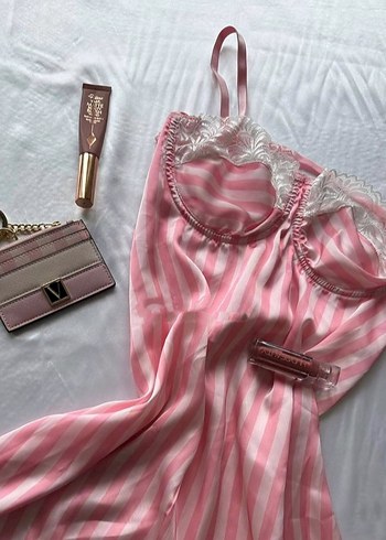 Pembe Nakışlı İp Askılı Saten Midi Gecelik