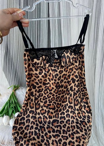 Dantel Detaylı Leopar Desenli saten elbise