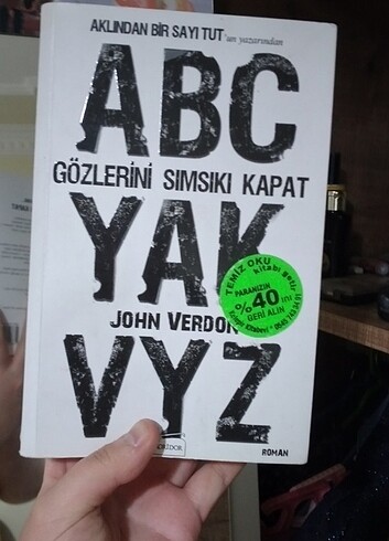 Gozlerini simsiki kapat