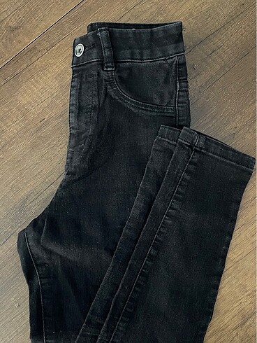 34 Beden siyah Renk Pullandbear 34 beden pantolon