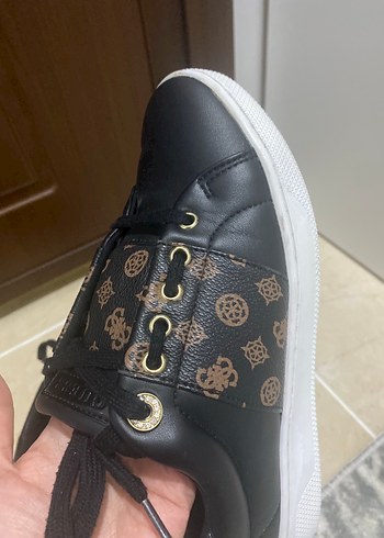 Guess sneaker